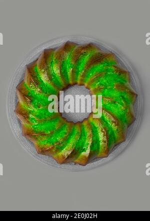 Gâteau au mousseline de Pandan. Dessert asiatique traditionnel. Composition minimaliste. Vue de dessus Banque D'Images