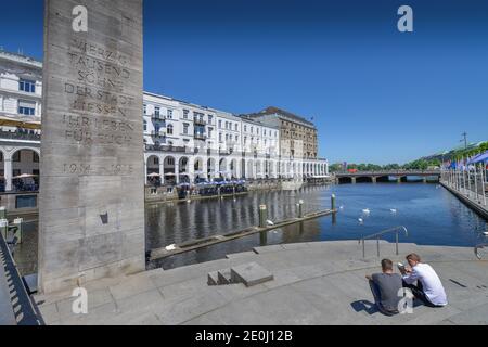 Alsterrepen, Denkmal fuer die Gefallenen beider Weltkriege, Alsterarkaden, Kleine Alster, Hambourg, Allemagne Banque D'Images