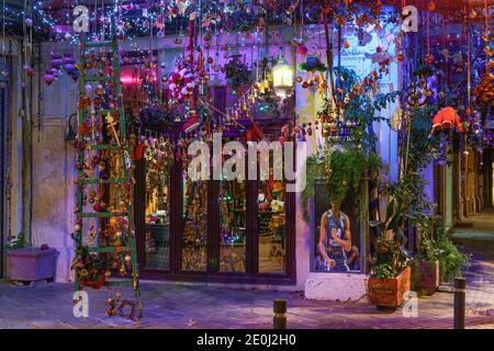 Thessalonique, Grèce Noël décoré vitrine de la boutique hellénique. Vue de nuit éclairée du magasin vide, fermé en raison des mesures Covid-19. Banque D'Images