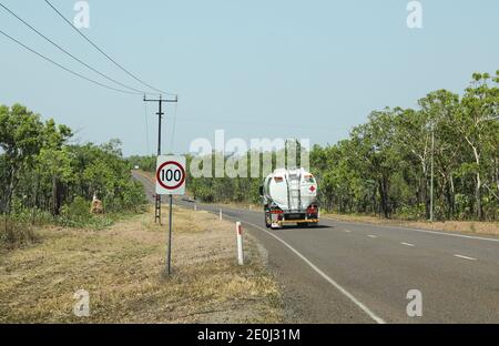 Panneau australien de limite de vitesse de 100 kilomètres par heure sur une route rurale. Banque D'Images