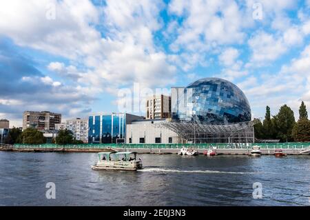 Le complexe de musées planète océan, le Musée mondial de l'océan, la construction d'une boule de verre, Kaliningrad, Russie, 29 septembre 2020 Banque D'Images