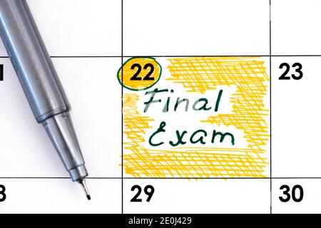 Rappel examen final dans le calendrier avec stylo. Gros plan. Banque D'Images