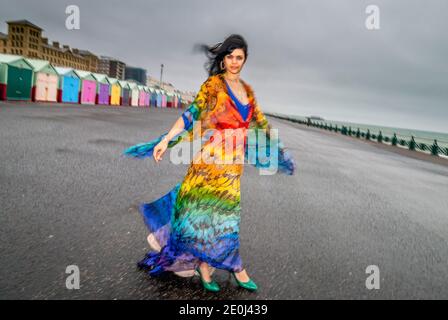 Brighton, 28 mai 2008: Natasha Khan, chanteuse avec Bat pour coups de fouet, portant une robe Alexander McQueen sur le front de mer de Hove pendant une tempête Banque D'Images