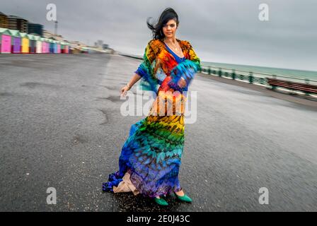 Brighton, 28 mai 2008: Natasha Khan, chanteuse avec Bat pour coups de fouet, portant une robe Alexander McQueen sur le front de mer de Hove pendant une tempête Banque D'Images