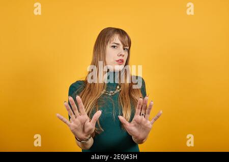 Paume bras levé air Angry look droit vous ne passera pas par l'expression faciale dure. Sérieux regarder des demandes strictes arrêter, tire la main vers l'avant caméra, dit non, en désaccord, frondes frondes, avertissement Banque D'Images