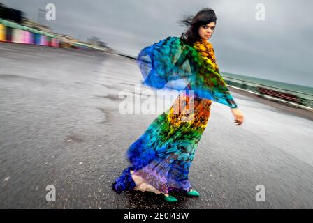 Brighton, 28 mai 2008: Natasha Khan, chanteuse avec Bat pour coups de fouet, portant une robe Alexander McQueen sur le front de mer de Hove pendant une tempête Banque D'Images