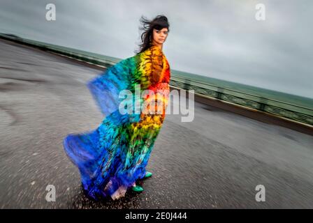 Brighton, 28 mai 2008: Natasha Khan, chanteuse avec Bat pour coups de fouet, portant une robe Alexander McQueen sur le front de mer de Hove pendant une tempête Banque D'Images