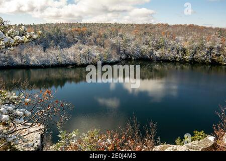 Vue sur le lac Minnechaska depuis Cliff Banque D'Images