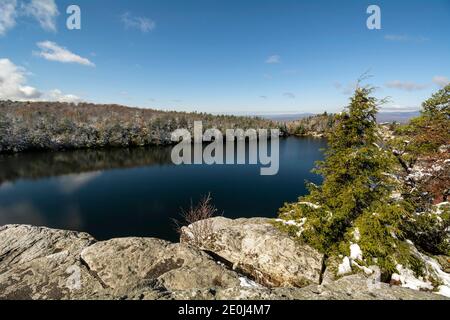 Vue sur le lac Minnechaska depuis la falaise Banque D'Images