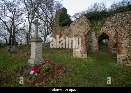 Les ruines de l'église St Mary du XIIIe siècle à Tivetchil, Norfolk, Royaume-Uni Banque D'Images