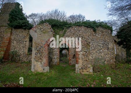 Les ruines de l'église St Mary du XIIIe siècle à Tivetchil, Norfolk, Royaume-Uni Banque D'Images