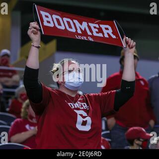 Arlington, Texas, États-Unis. 30 décembre 2020. Un fan de l'Oklahoma applaudit son équipe lors du match de football des Florida Gators, contre celui de l'Oklahoma Sooners College, au Goodyear Cotton Bowl, à Arlington, Texas, le 30 décembre 2020. Les Sooners ont gagné le jeu 55-20. (Crédit obligatoire : Freddie Beckwith/MarinMedia.org/Cal Sport Media) (photographe complet absolu, et crédits requis).télévision, ou magazines à but lucratif Contactez MarinMedia directement. Crédit : csm/Alay Live News Banque D'Images