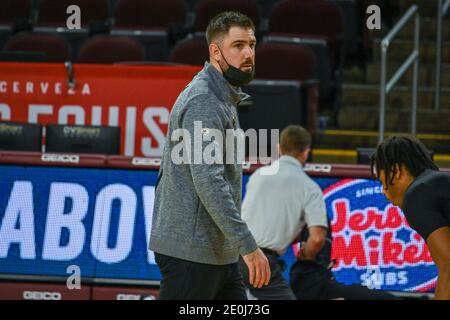 Colorado Buffaloes Directeur du développement des joueurs Nate Tomlinson aide les joueurs Avant un match de basket-ball NCAA contre le cheval de Troie de la Californie du Sud Banque D'Images