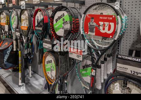 Raquettes de tennis en vente, Dick's Sporting Goods, Columbia Mall, Kennewick, Washington Sate, États-Unis Banque D'Images