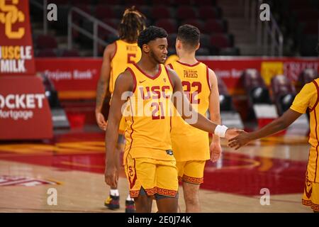 Des chevaux de Troie de la Californie du Sud gardent Reese Waters (21) lors d'un match de basket-ball NCAA contre les Colorado Buffaloes, le jeudi 31 décembre 2020, à Los Ang Banque D'Images