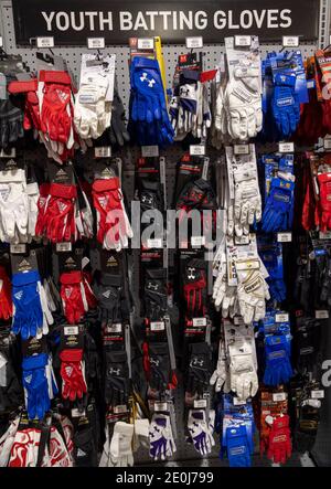 Gants de frappeur de baseball pour jeunes, Dick's Sporting Goods, Columbia Mall, Kennewick, Washington Sate, États-Unis Banque D'Images