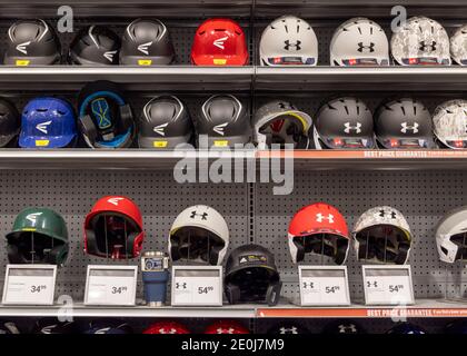 Casques de baseball pour jeunes, Dick's Sporting Goods, Columbia Mall, Kennewick, Washington Sate, États-Unis Banque D'Images