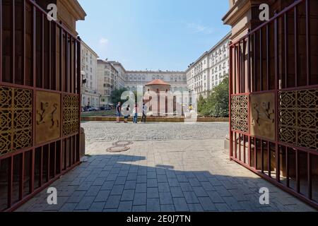 Vue sur l'église Saint George, une rotonde en briques rouges ancienne à Sofia, Bulgarie. L'église chrétienne ancienne est le plus ancien bâtiment de Sofia Banque D'Images