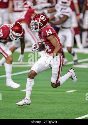 Arlington, Texas, États-Unis. 30 décembre 2020. Charleston Rambo (14), grand receveur de l'Oklahoma Sooners, en action pendant le match des Florida Gators, contre le match de football de l'Oklahoma Sooners College, au Goodyear Cotton Bowl, à Arlington, Texas, le 30 décembre 2020. (Crédit obligatoire : Tommy Hays/MarinMedia.org/Cal Sport Media) (photographe complet absolu, et crédits requis).télévision, ou magazines à but lucratif Contactez MarinMedia directement. Crédit : csm/Alay Live News Banque D'Images