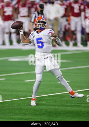 Arlington, Texas, États-Unis. 30 décembre 2020. Le quarterback de Florida Gators Emory Jones (5) en action pendant le match des Florida Gators, contre le match de football de l'université de l'Oklahoma Sooners, au Goodyear Cotton Bowl, à Arlington, Texas, le 30 décembre 2020. (Crédit obligatoire : Tommy Hays/MarinMedia.org/Cal Sport Media) (photographe complet absolu, et crédits requis).télévision, ou magazines à but lucratif Contactez MarinMedia directement. Crédit : csm/Alay Live News Banque D'Images