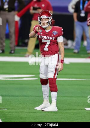 Arlington, Texas, États-Unis. 30 décembre 2020. Le quarterback de l'Oklahoma Sooners Spencer Rattler (7) en action pendant le match des Florida Gators, contre le match de football de l'université de l'Oklahoma Sooners, au Goodyear Cotton Bowl, à Arlington, Texas, le 30 décembre 2020. (Crédit obligatoire : Tommy Hays/MarinMedia.org/Cal Sport Media) (photographe complet absolu, et crédits requis).télévision, ou magazines à but lucratif Contactez MarinMedia directement. Crédit : csm/Alay Live News Banque D'Images