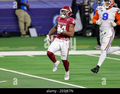 Arlington, Texas, États-Unis. 30 décembre 2020. Oklahoma Sooners qui a fait marche arrière Marcus Major (24) a obtenu la 2e moitié de l'action pendant les Florida Gators, contre le match de football de l'université Oklahoma Sooners, au Goodyear Cotton Bowl, à Arlington, Texas, le 30 décembre 2020. (Crédit obligatoire : Tommy Hays/MarinMedia.org/Cal Sport Media) (photographe complet absolu, et crédits requis).télévision, ou magazines à but lucratif Contactez MarinMedia directement. Crédit : csm/Alay Live News Banque D'Images
