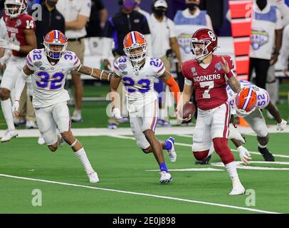 Arlington, Texas, États-Unis. 30 décembre 2020. Le quarterback de l'Oklahoma Sooners Spencer Rattler (7) joue avec le ballon pendant le match des Florida Gators, contre le match de football de l'Oklahoma Sooners College, au Goodyear Cotton Bowl, à Arlington, Texas, le 30 décembre 2020. (Crédit obligatoire : Tommy Hays/MarinMedia.org/Cal Sport Media) (photographe complet absolu, et crédits requis).télévision, ou magazines à but lucratif Contactez MarinMedia directement. Crédit : csm/Alay Live News Banque D'Images