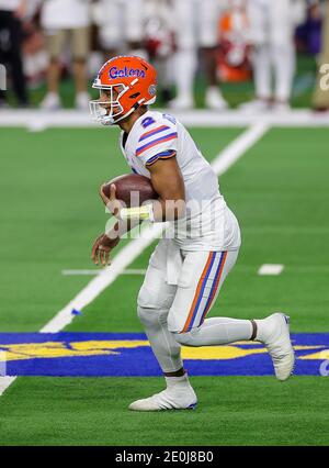 Arlington, Texas, États-Unis. 30 décembre 2020. Le quarterback de Florida Gators Anthony Richardson (2) en action pendant le match de football de Florida Gators, contre le match de football de l'université de l'Oklahoma Sooners, au Goodyear Cotton Bowl, à Arlington, Texas, le 30 décembre 2020. (Crédit obligatoire : Tommy Hays/MarinMedia.org/Cal Sport Media) (photographe complet absolu, et crédits requis).télévision, ou magazines à but lucratif Contactez MarinMedia directement. Crédit : csm/Alay Live News Banque D'Images