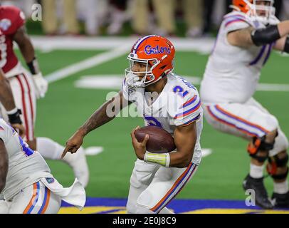 Arlington, Texas, États-Unis. 30 décembre 2020. Le quarterback de Florida Gators Anthony Richardson (2) en action pendant le match de football de Florida Gators, contre le match de football de l'université de l'Oklahoma Sooners, au Goodyear Cotton Bowl, à Arlington, Texas, le 30 décembre 2020. (Crédit obligatoire : Tommy Hays/MarinMedia.org/Cal Sport Media) (photographe complet absolu, et crédits requis).télévision, ou magazines à but lucratif Contactez MarinMedia directement. Crédit : csm/Alay Live News Banque D'Images