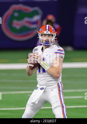 Arlington, Texas, États-Unis. 30 décembre 2020. Le quarterback de Florida Gators Kyle Trask (11) en action pendant le match de football de Florida Gators, contre le match de football de l'université de l'Oklahoma Sooners, au Goodyear Cotton Bowl, à Arlington, Texas, le 30 décembre 2020. (Crédit obligatoire : Tommy Hays/MarinMedia.org/Cal Sport Media) (photographe complet absolu, et crédits requis).télévision, ou magazines à but lucratif Contactez MarinMedia directement. Crédit : csm/Alay Live News Banque D'Images