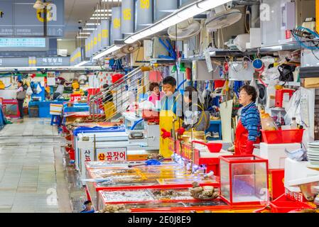 BUSAN, CORÉE, 29 OCTOBRE 2019: Vendeurs de fruits de mer à l'intérieur du marché de poissons Jagalchi à Busan, République de Corée Banque D'Images