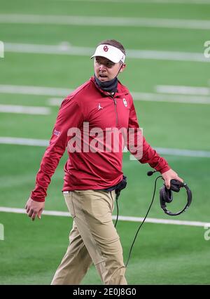 Arlington, Texas, États-Unis. 30 décembre 2020. Oklahoma Sooners, entraîneur-chef Lincoln Riley pendant le Florida Gators, contre le match de football de l'Oklahoma Sooners College, au Goodyear Cotton Bowl, à Arlington, Texas, le 30 décembre 2020. (Crédit obligatoire : Tommy Hays/MarinMedia.org/Cal Sport Media) (photographe complet absolu, et crédits requis).télévision, ou magazines à but lucratif Contactez MarinMedia directement. Crédit : csm/Alay Live News Banque D'Images