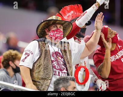 Arlington, Texas, États-Unis. 30 décembre 2020. Oklahoma Fan portant sa veste de hotler pendant le match de football des Florida Gators, contre le match de football de l'université des Oklahoma Sooners, au Goodyear Cotton Bowl, à Arlington, Texas, le 30 décembre 2020. (Crédit obligatoire : Tommy Hays/MarinMedia.org/Cal Sport Media) (photographe complet absolu, et crédits requis).télévision, ou magazines à but lucratif Contactez MarinMedia directement. Crédit : csm/Alay Live News Banque D'Images