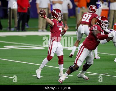 Arlington, Texas, États-Unis. 30 décembre 2020. Le quarterback de l'Oklahoma Sooners Spencer Rattler (7) en action pendant le match des Florida Gators, contre le match de football de l'université de l'Oklahoma Sooners, au Goodyear Cotton Bowl, à Arlington, Texas, le 30 décembre 2020. (Crédit obligatoire : Tommy Hays/MarinMedia.org/Cal Sport Media) (photographe complet absolu, et crédits requis).télévision, ou magazines à but lucratif Contactez MarinMedia directement. Crédit : csm/Alay Live News Banque D'Images