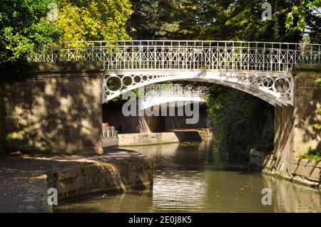 Les ponts en fonte conçus par l'architecte John Rennie Au-dessus du canal Kennet et Avon en passant Les Gradens de Sydney dans la ville de Bath.some Banque D'Images