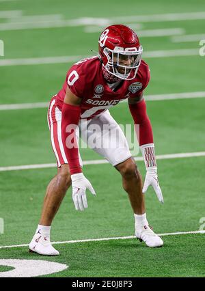 Arlington, Texas, États-Unis. 30 décembre 2020. Oklahoma Sooners Corner back Woodi Washington (0) se préparer à défendre pendant le Florida Gators, contre le match de football de l'université Oklahoma Sooners, au Goodyear Cotton Bowl, à Arlington, Texas, le 30 décembre 2020. (Crédit obligatoire : Tommy Hays/MarinMedia.org/Cal Sport Media) (photographe complet absolu, et crédits requis).télévision, ou magazines à but lucratif Contactez MarinMedia directement. Crédit : csm/Alay Live News Banque D'Images
