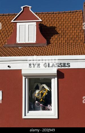 Un bâtiment colonial hollandais coloré abrite une boutique de verre dans le centre-ville d'Oranjestad, à Aruba Banque D'Images