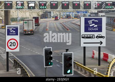 Dover, Grande-Bretagne. 1er janvier 2021. Les camions de fret arrivent au port de Douvres, à Douvres, en Grande-Bretagne, le 1er janvier 2021. Les routes autour du port de Douvres en Grande-Bretagne sont restées calmes vendredi et ont largement évité la confusion et la congestion anticipées, même si la Grande-Bretagne a ouvert une nouvelle ère en dehors de l'Union européenne (UE). Crédit: Tim Ireland/Xinhua/Alamy Live News Banque D'Images