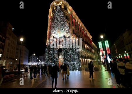 Madrid, Espagne; 01/01/2021.- les rues autour de la place Puerta de sol, surtout des touristes. Le Covid-19 fait que Madrid décide de donner aux capes une chanson et un feu d'artifice sans audience. La police a expulsé la place Puerta del sol à Madrid à 10 heures la nuit pour mener à bien les activités de la fin de l'année et la réception de 2021 et éviter les cotagios. Photo: Juan Carlos Rojas/Picture Alliance | utilisation dans le monde entier Banque D'Images