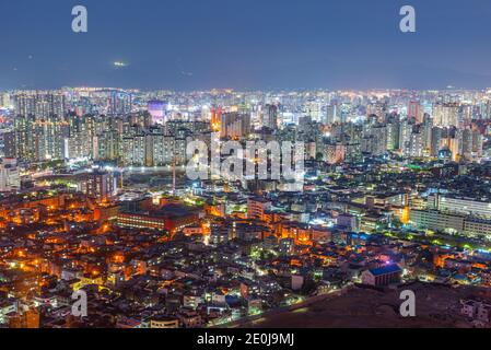 DAEGU, CORÉE, 28 OCTOBRE 2019 : vue aérienne nocturne du centre-ville de Daegu, République de Corée Banque D'Images