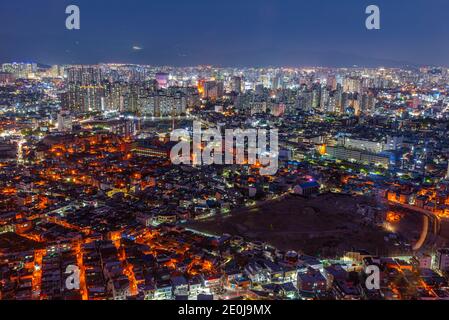 DAEGU, CORÉE, 28 OCTOBRE 2019 : vue aérienne nocturne du centre-ville de Daegu, République de Corée Banque D'Images