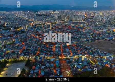 DAEGU, CORÉE, 28 OCTOBRE 2019 : vue aérienne nocturne du centre-ville de Daegu, République de Corée Banque D'Images