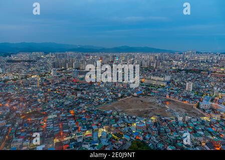 DAEGU, CORÉE, 28 OCTOBRE 2019 : vue aérienne nocturne du centre-ville de Daegu, République de Corée Banque D'Images