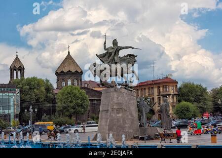 Mémorial de la bataille d'Avarayr et cathédrale de la Sainte mère de Dieu sur la place Vartanants, Gyumri, province de Shirak, Arménie Banque D'Images