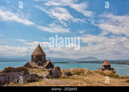 Les églises de Surp Arakelots (à gauche) et de Surp Astvatsatsin (à droite) du complexe du monastère de Sevanavank, sur les rives du lac Sevan, dans la province de Gégharkunik, Banque D'Images