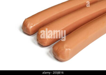 Saucisses fraîches non cuites isolées sur fond blanc.Hot-dogs faits de viande de poulet Banque D'Images