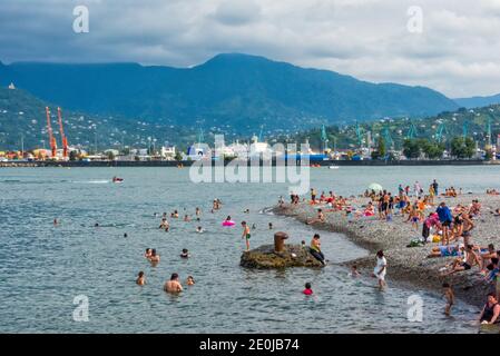 Les gens sur la plage par la mer Caspienne, Batumi, Géorgie Banque D'Images