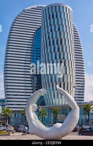 Monument rotation conçu par un sculpteur géorgien Tamar Kvesitadze, les figures d'un homme et d'une femme qui se déplacent dans un cercle expriment l'idée de l'amour et e Banque D'Images