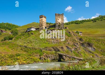 Maisons Svan avec tour de guet médiéval dans la montagne du Caucase, région de Svaneti, Géorgie Banque D'Images