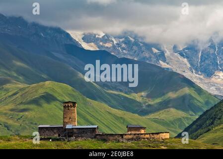 Maisons Svan avec tour de guet médiéval dans la montagne du Caucase, Ushguli, région de Svaneti, Géorgie Banque D'Images